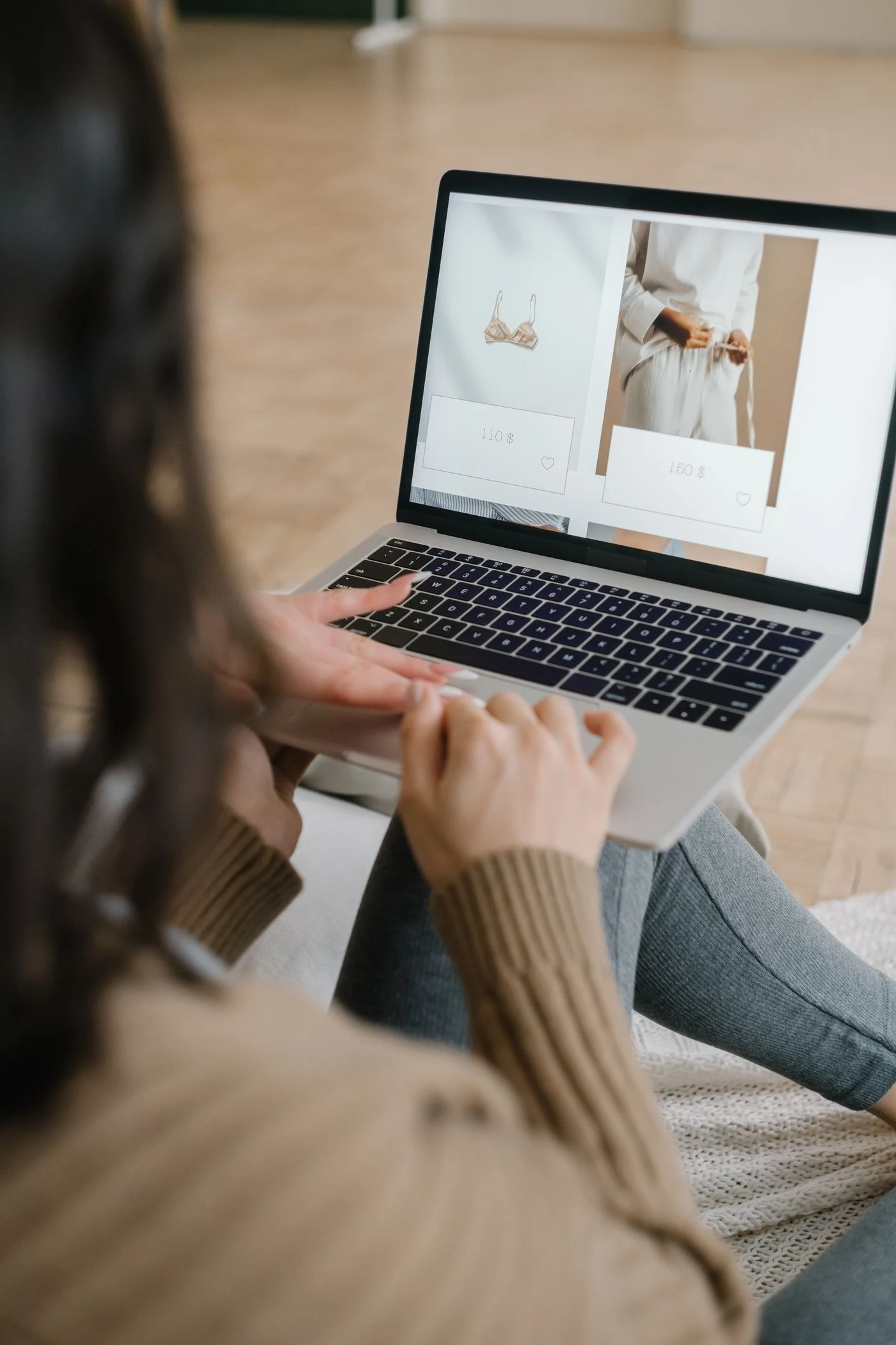 Una cliente explora los productos de una tienda online desde una computadora.