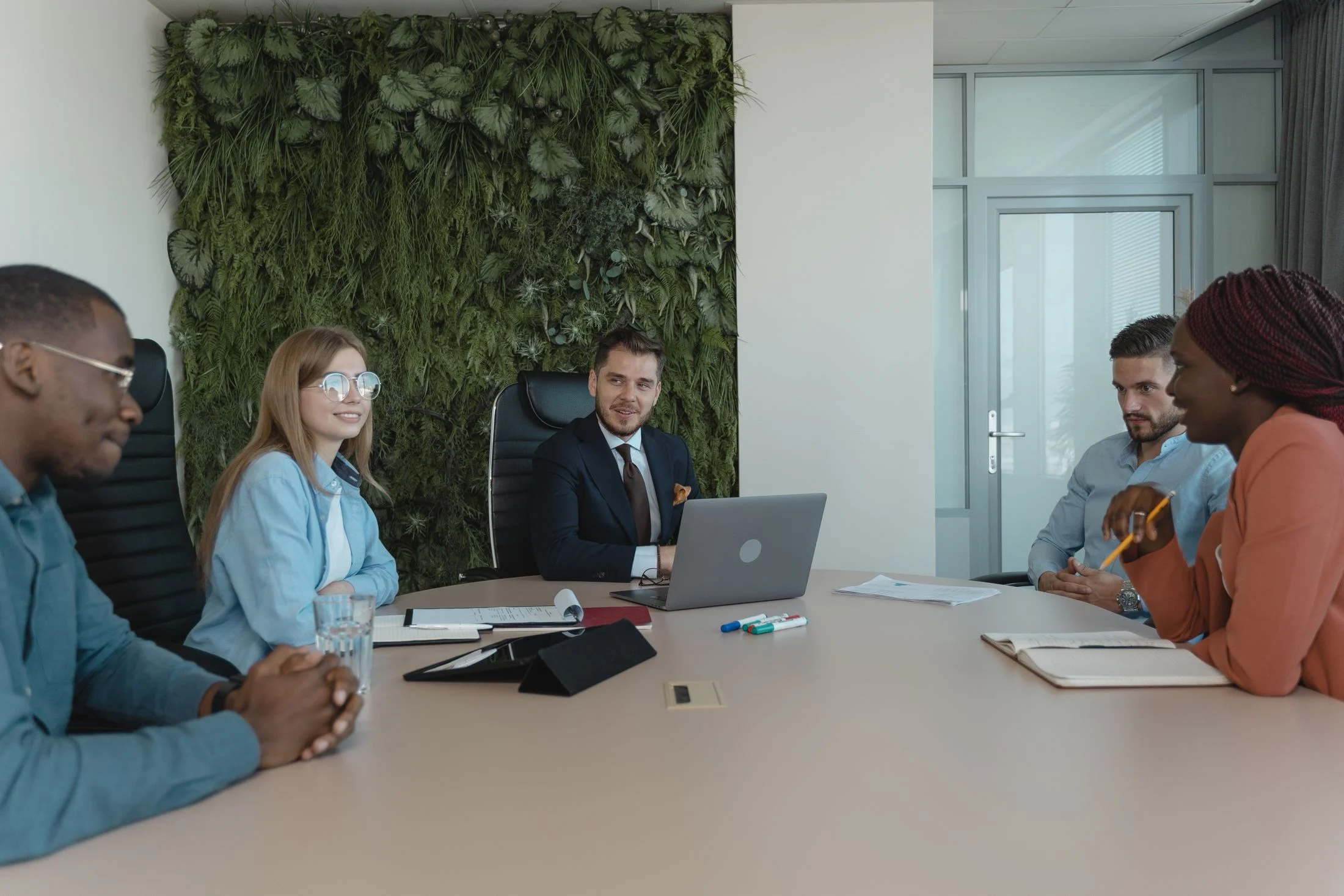 Professionals collaborating in a working meeting in an office.